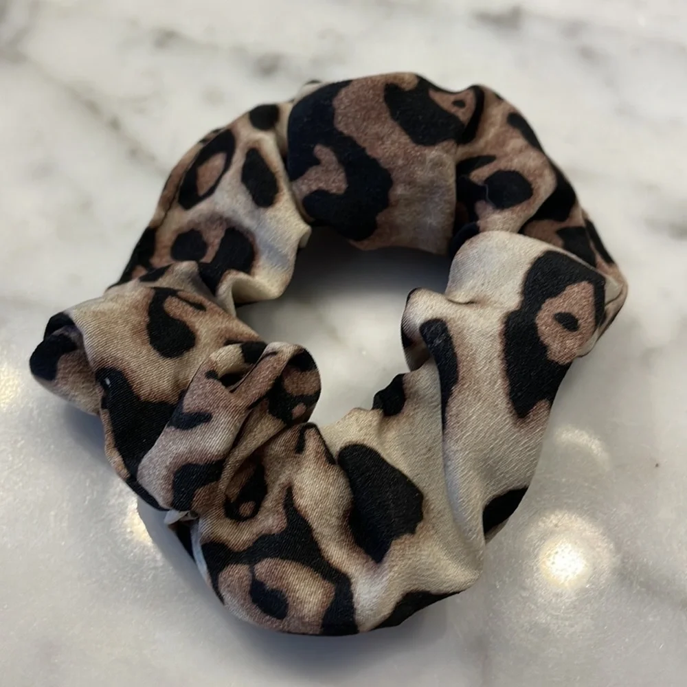 Noir Set of 3 Ombré Leopard Print Hair Scrunchies